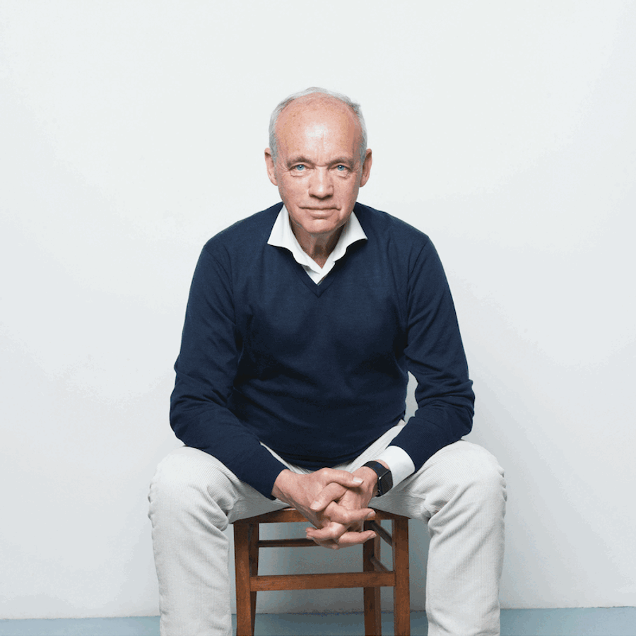 Cees de Graaff zittend op een stoel
