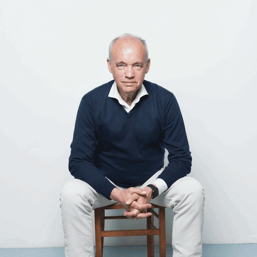 Cees de Graaff zittend op een stoel