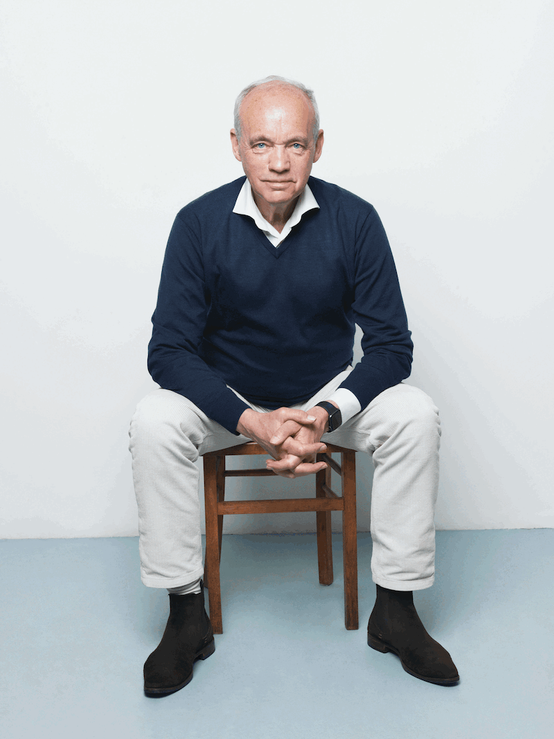 Cees de Graaff seated on a chair