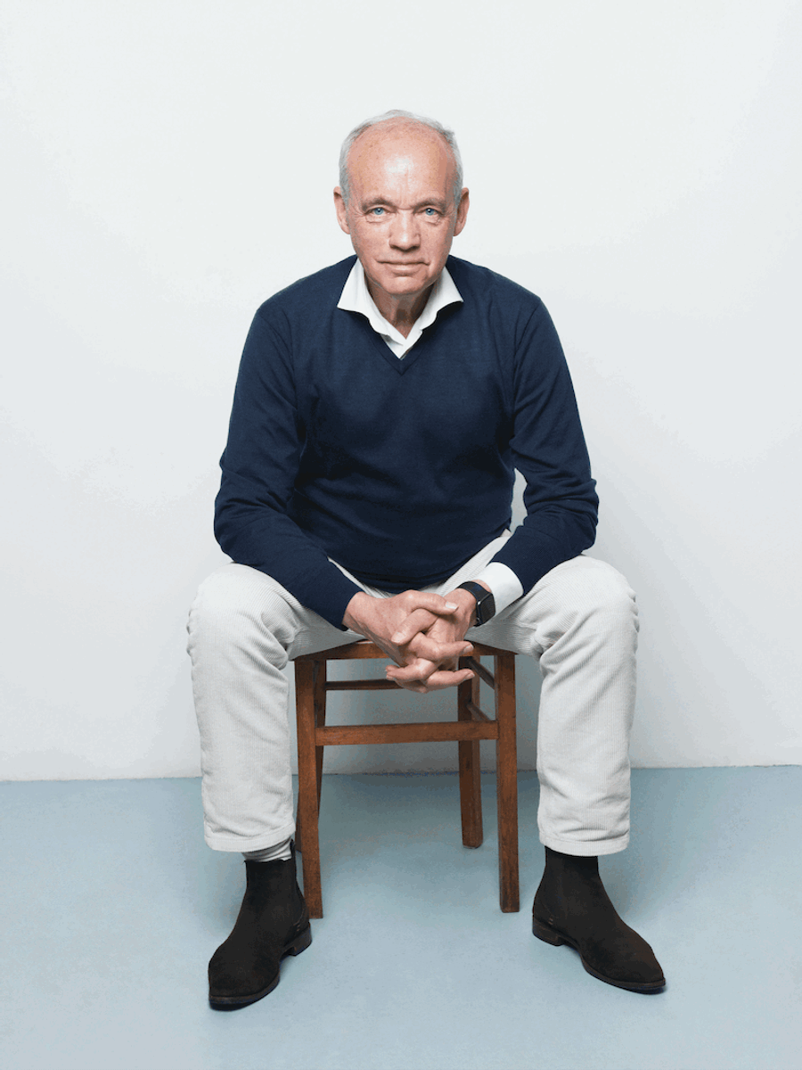 Cees de Graaff zittend op een stoel