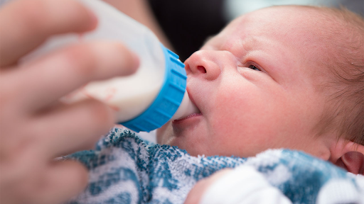 Choosing the Right Age to Switch from Breast to Bottle Feeding