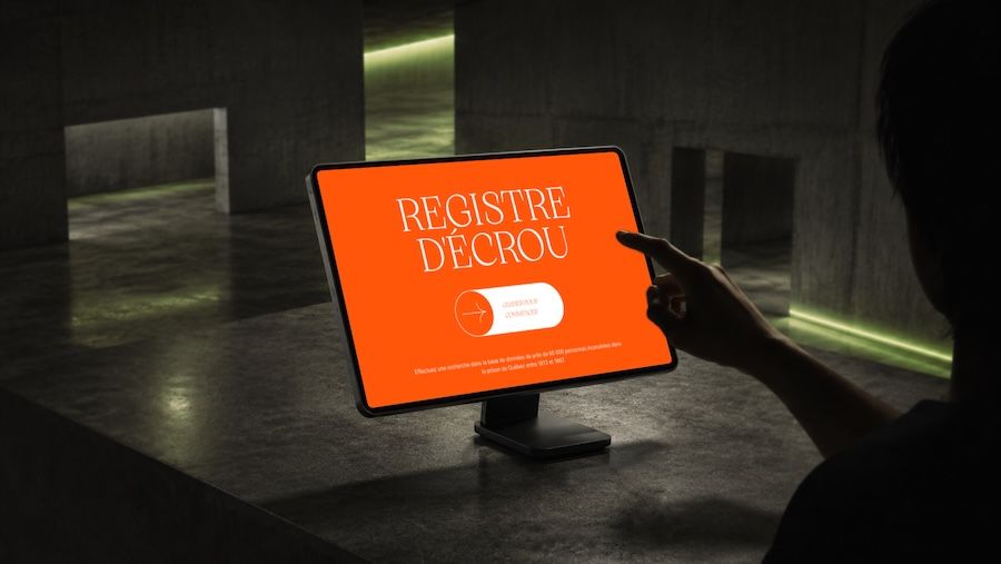 Person pointing at a tablet screen displaying a bright orange page titled Registre d'Écrou.