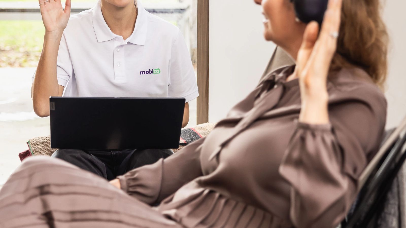 Een vrouw krijgt een gehoortest met een hoofdtelefoon van een Mobizo-audicien.