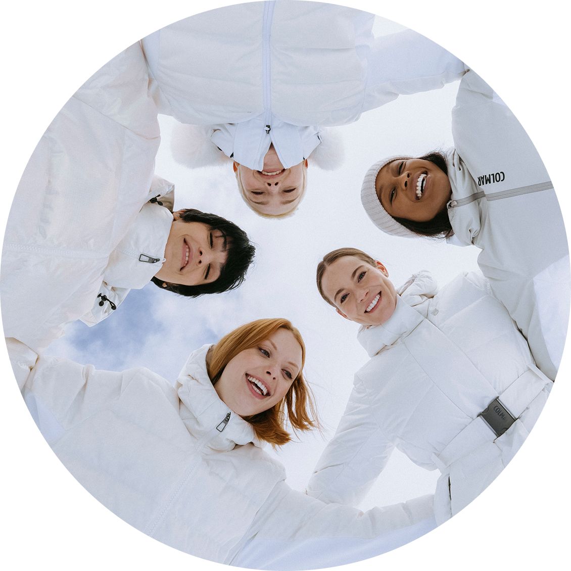 cinque donne in cerchio con fotocamera dal basso