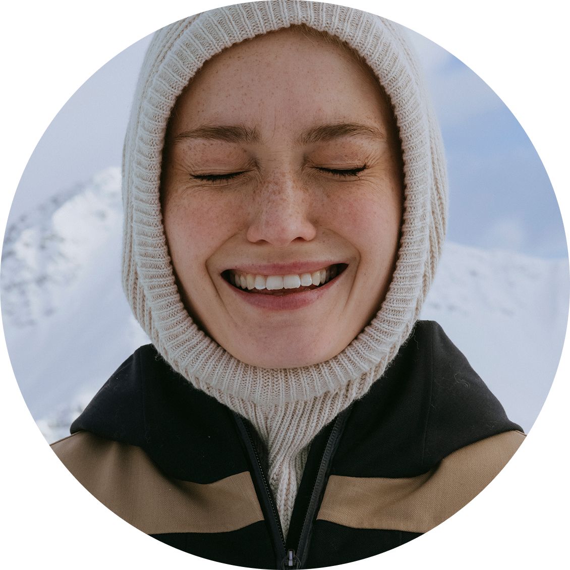 Ritratto ragazza che sorride sulla neve