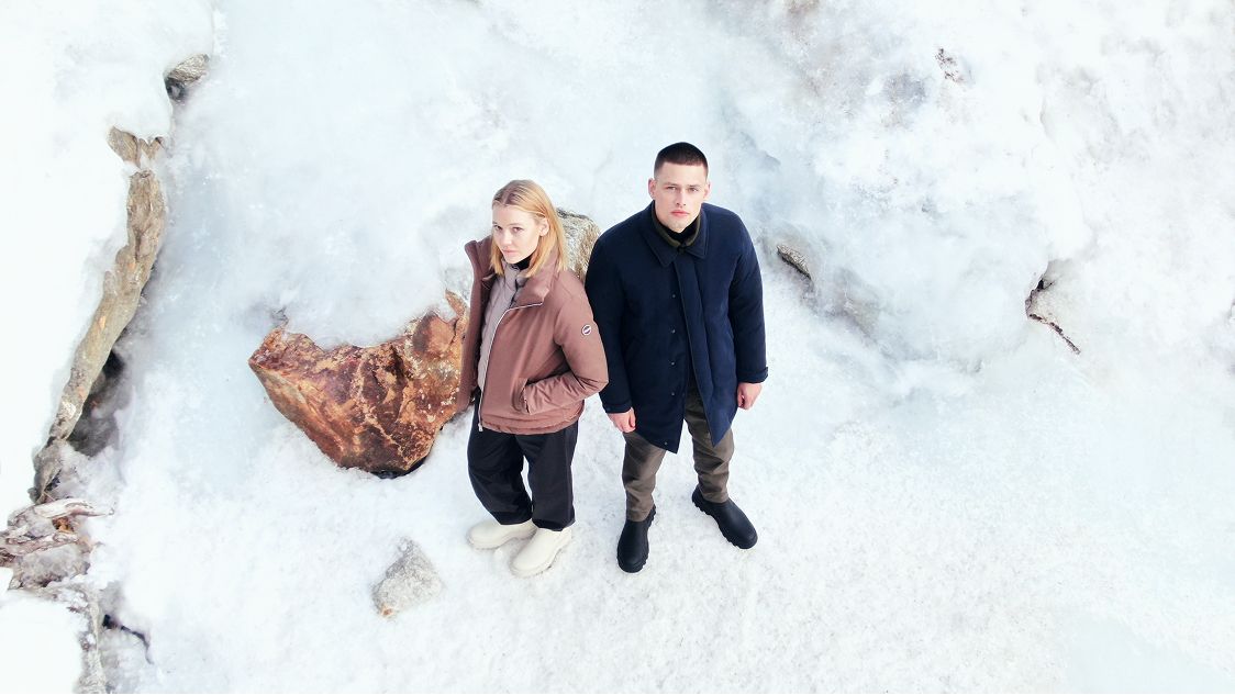 Due persone sulla neve, vista dall'alto