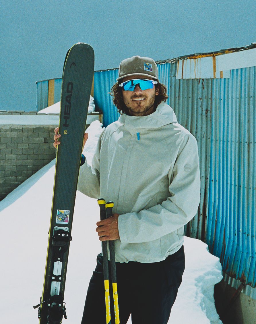 Luca Tribondeau con giacca Colmar bianca