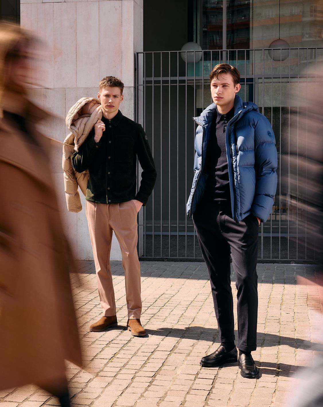 Due ragazzi in strada con piumino