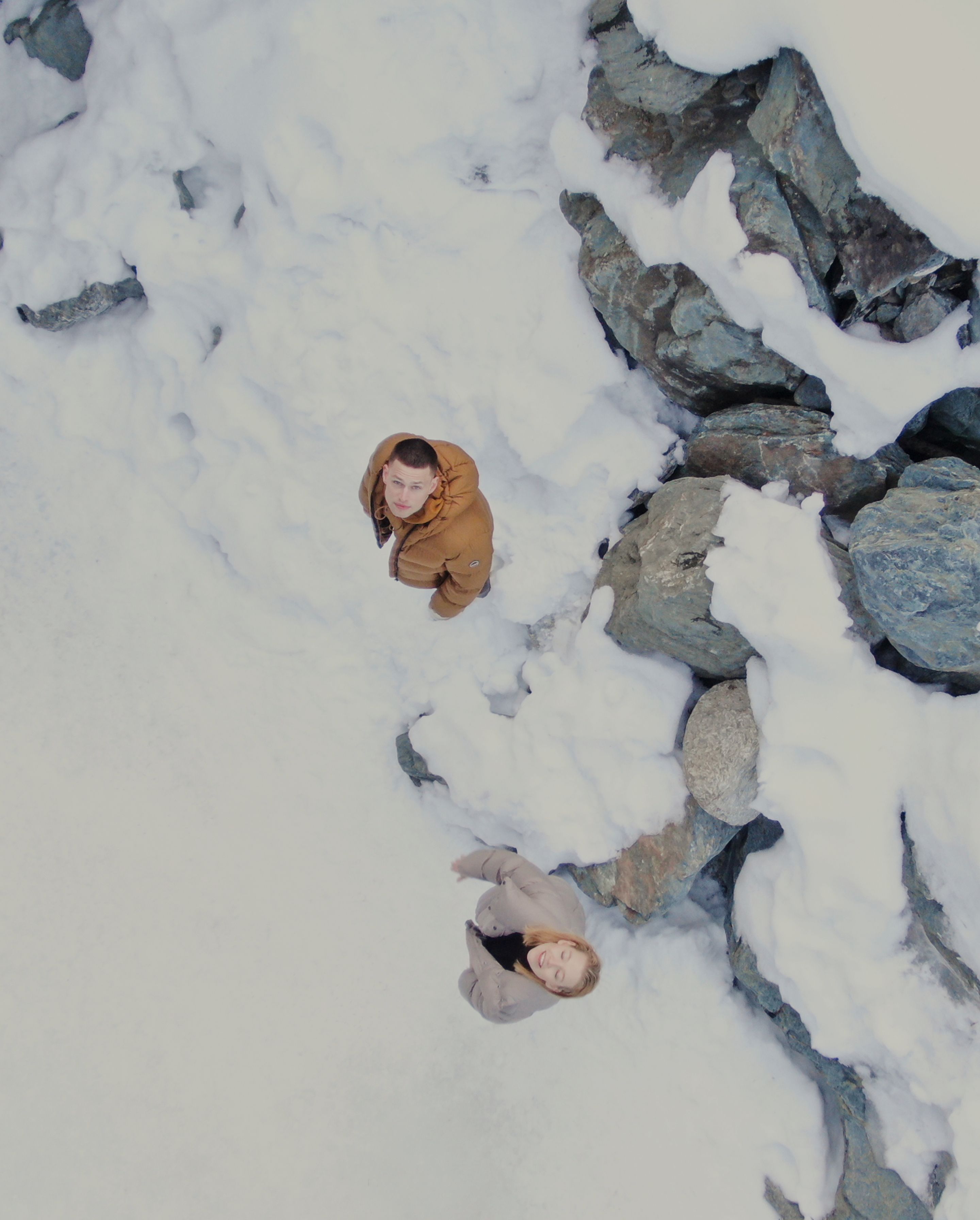 Shooting due uomini con tuta sulla neve, vista dall'alto