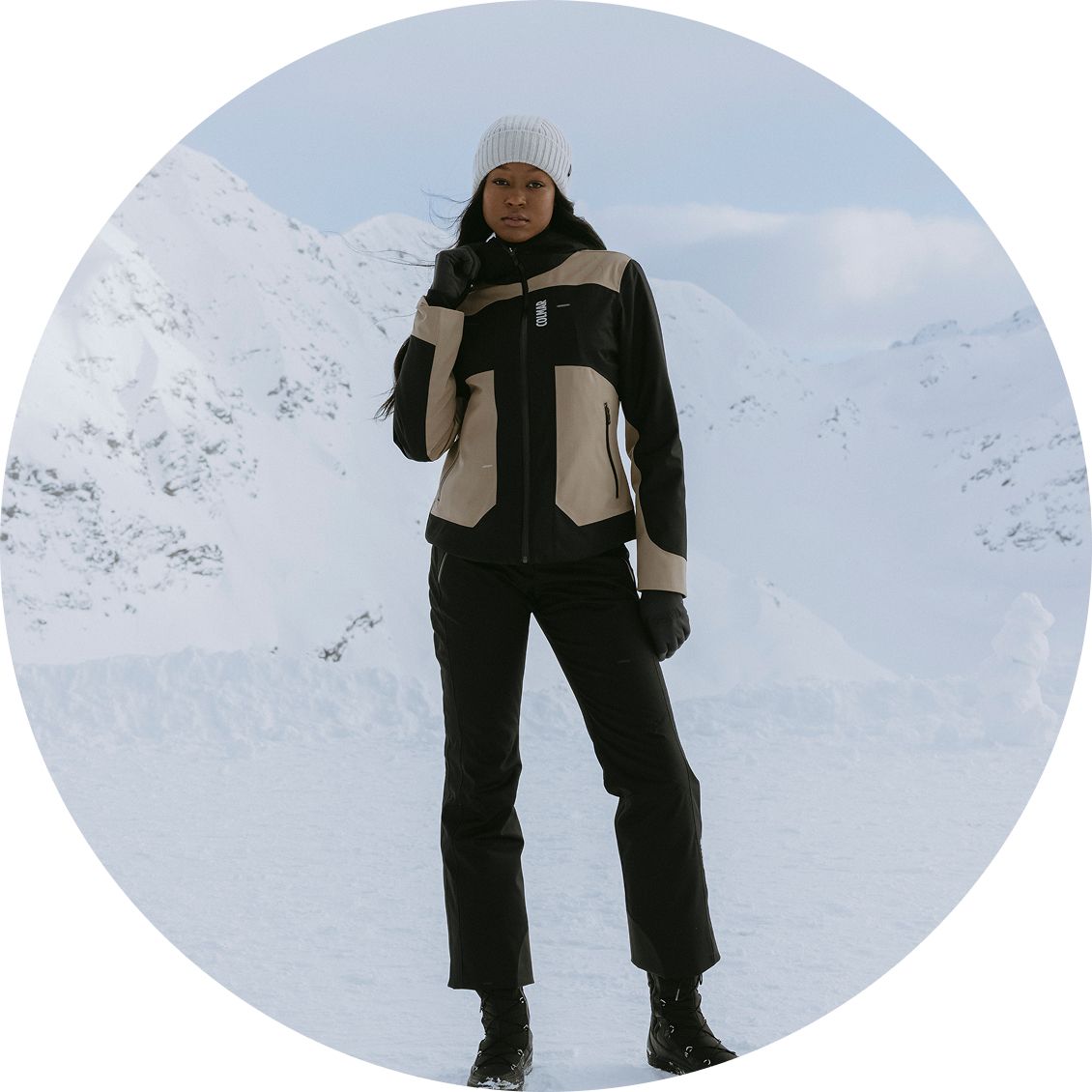 Donna in tuta da neve