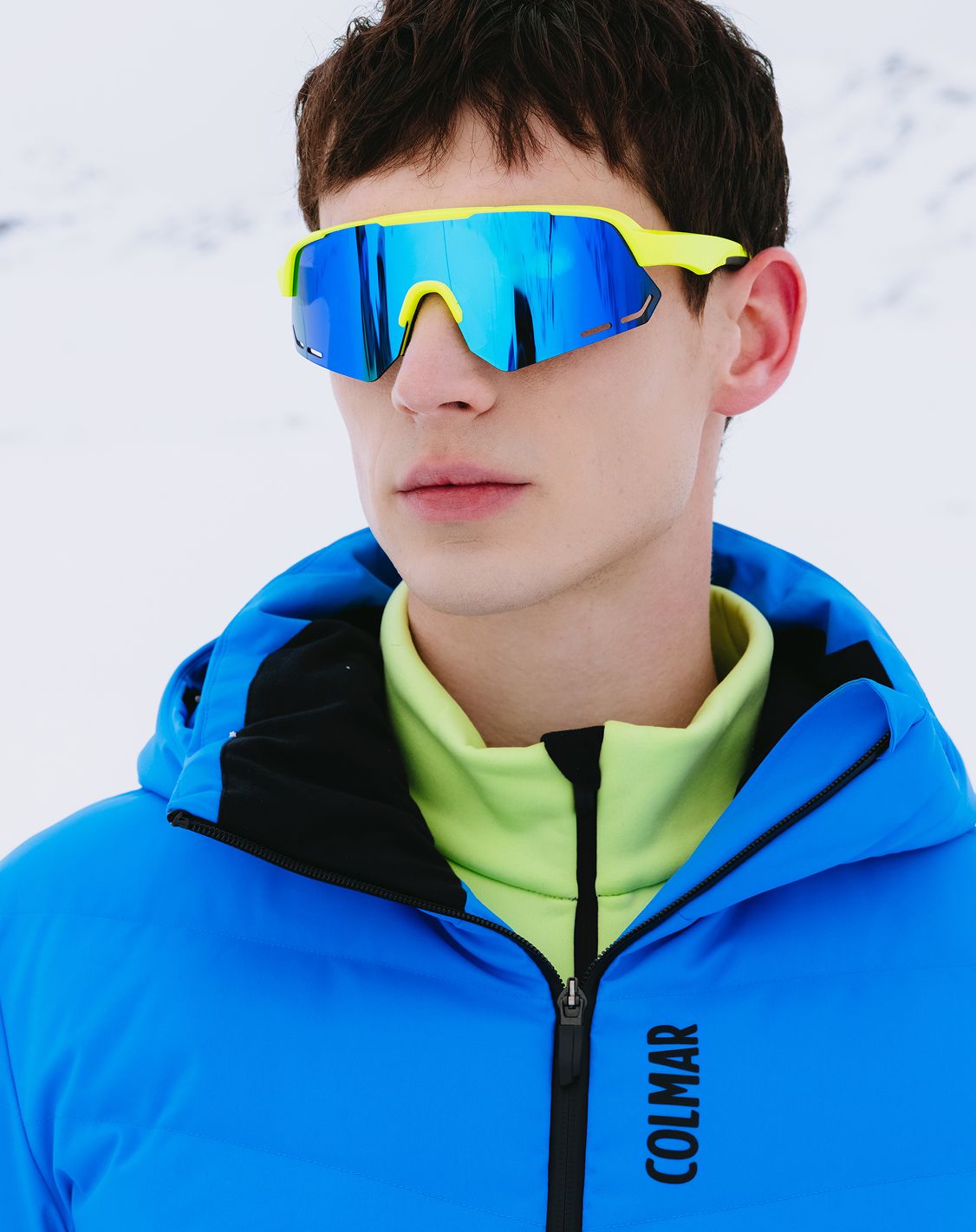 Uomo con azzurra e occhiali da sole