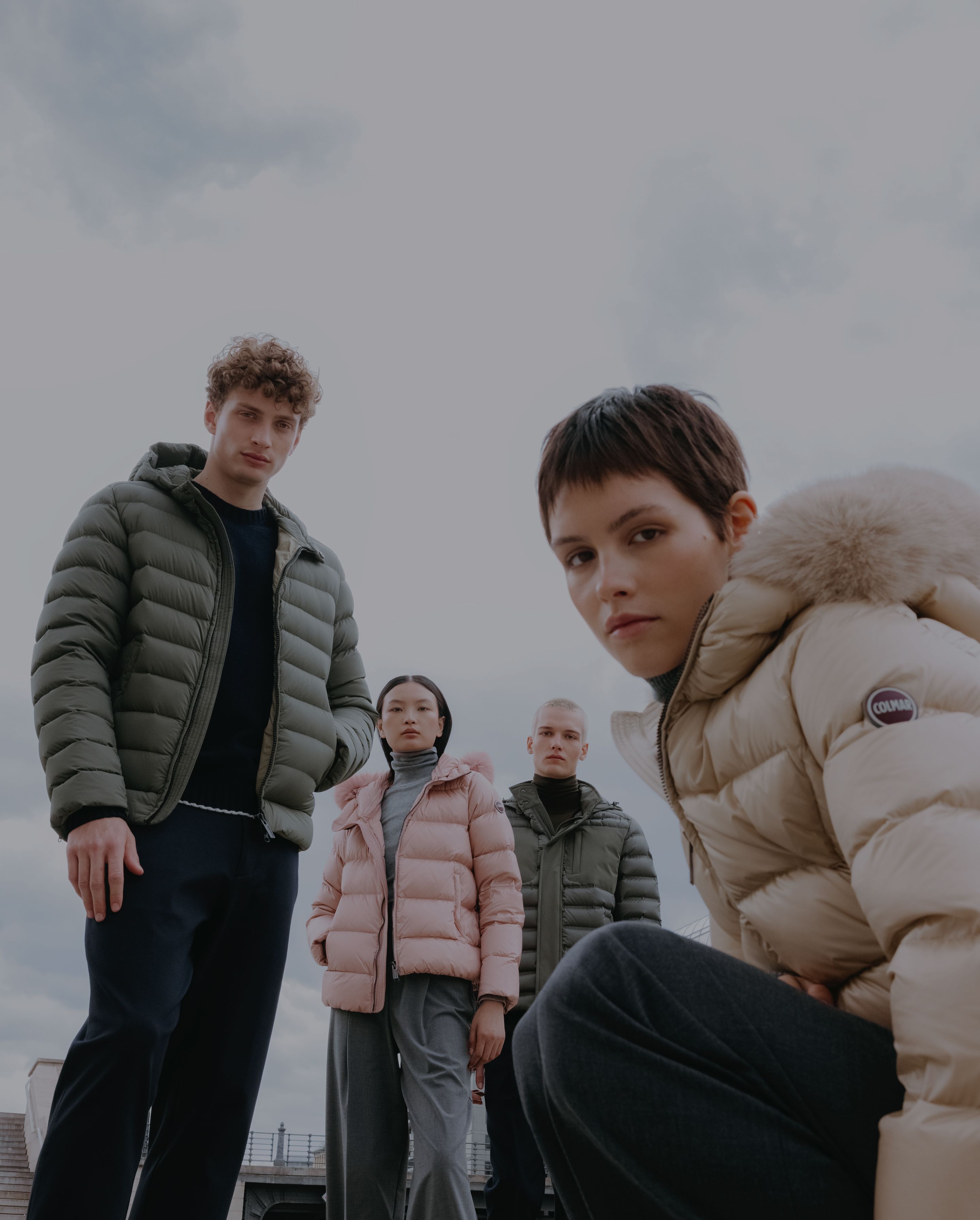 Persone in strada con piumini invernali 