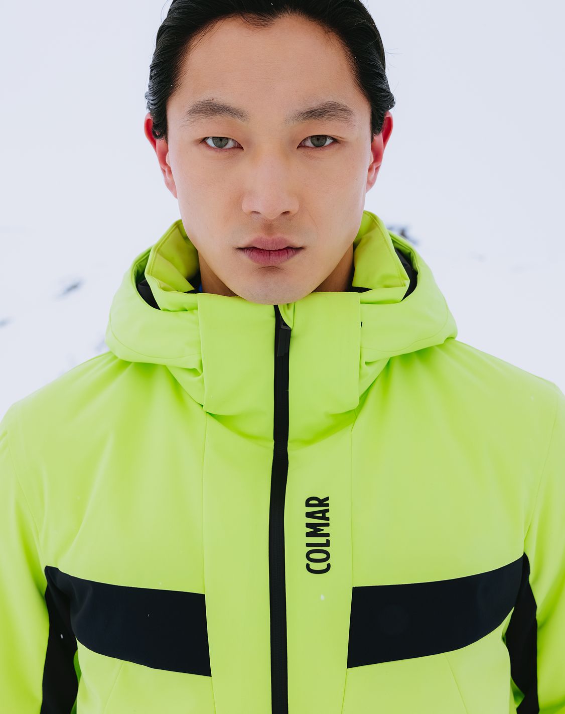 Uomo con tuta da sci