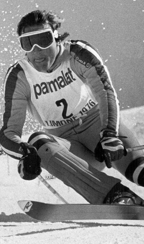 uomo che scia in bianco e nero