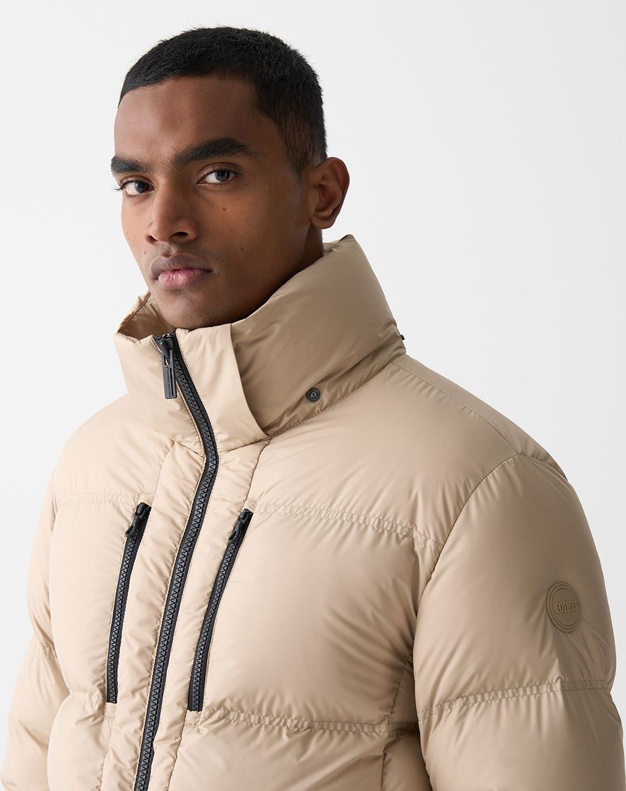 Uomo con piumino beige