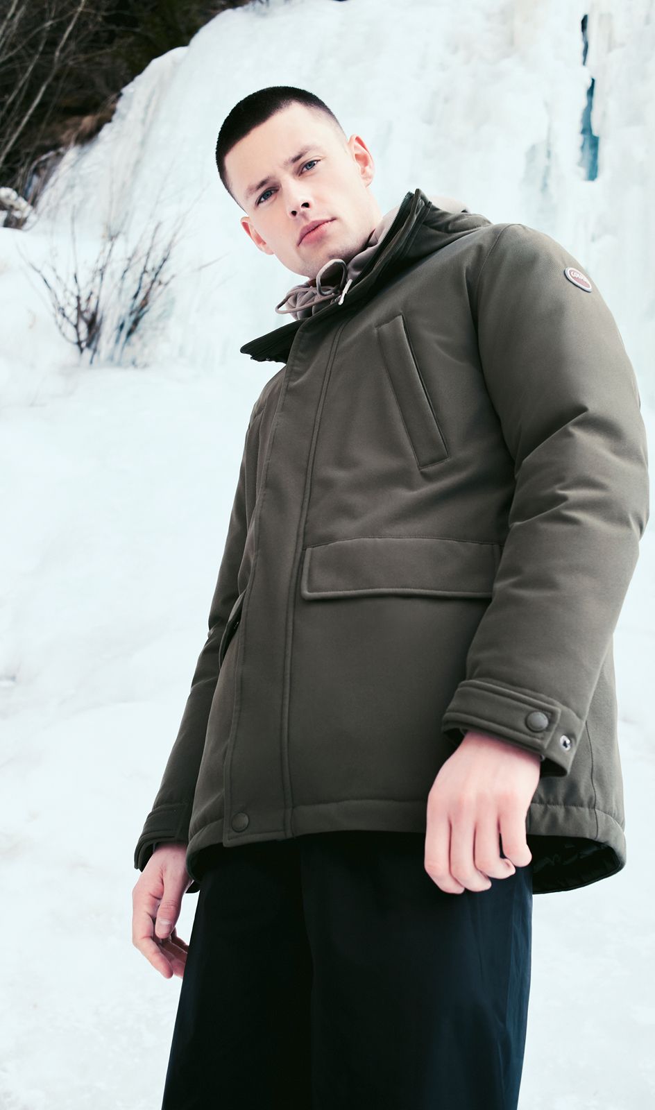 Uomo con giacca sulla neve