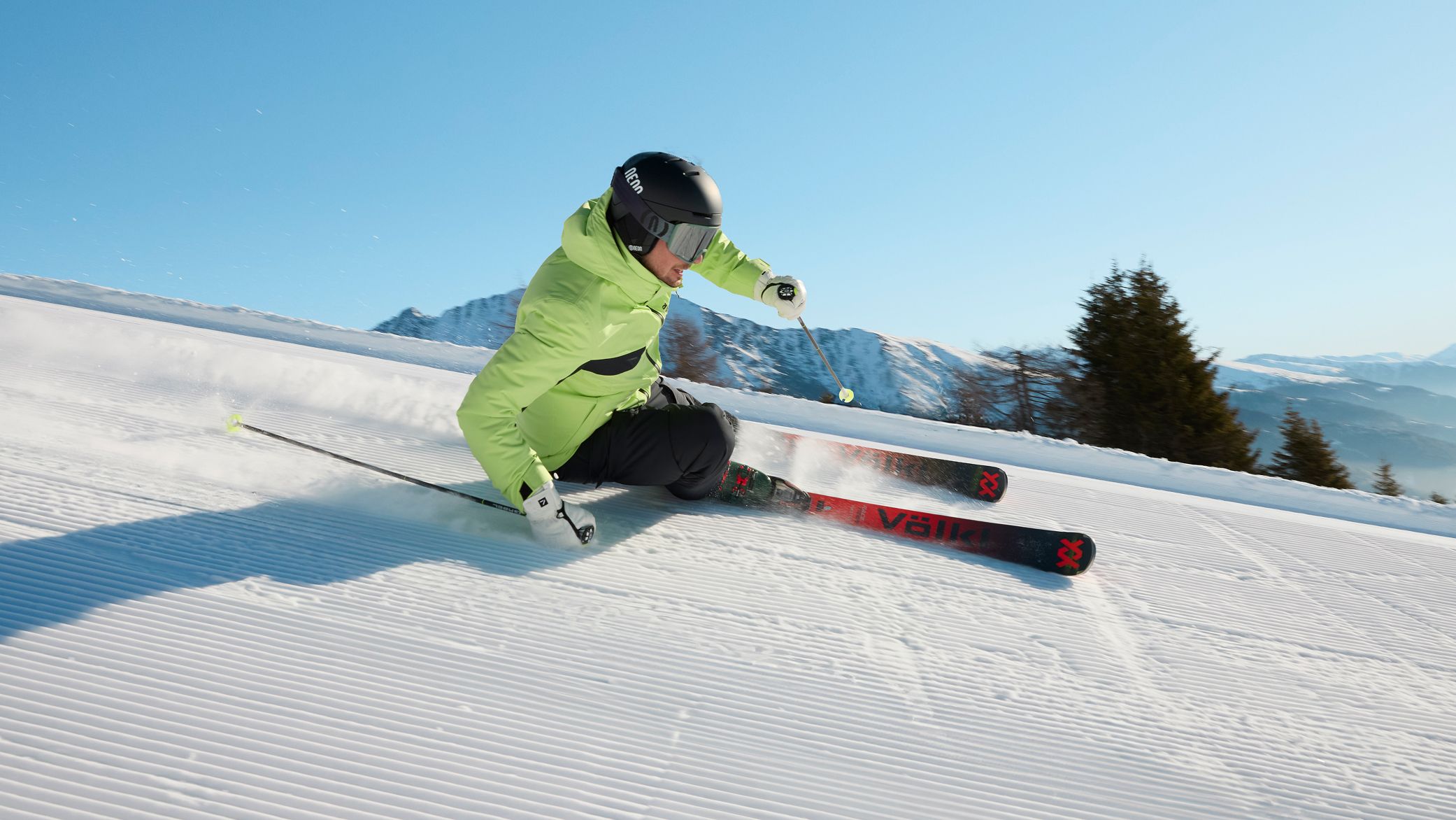 Uomo con tuta da sci in montagna