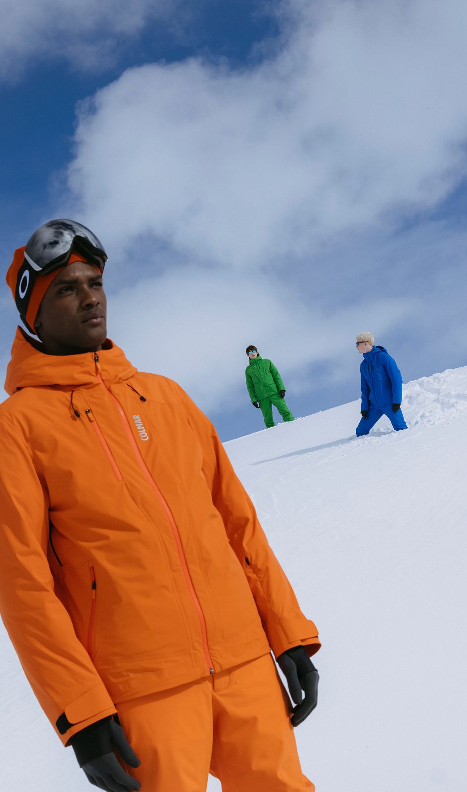 Uomo con tuta da neve arancio