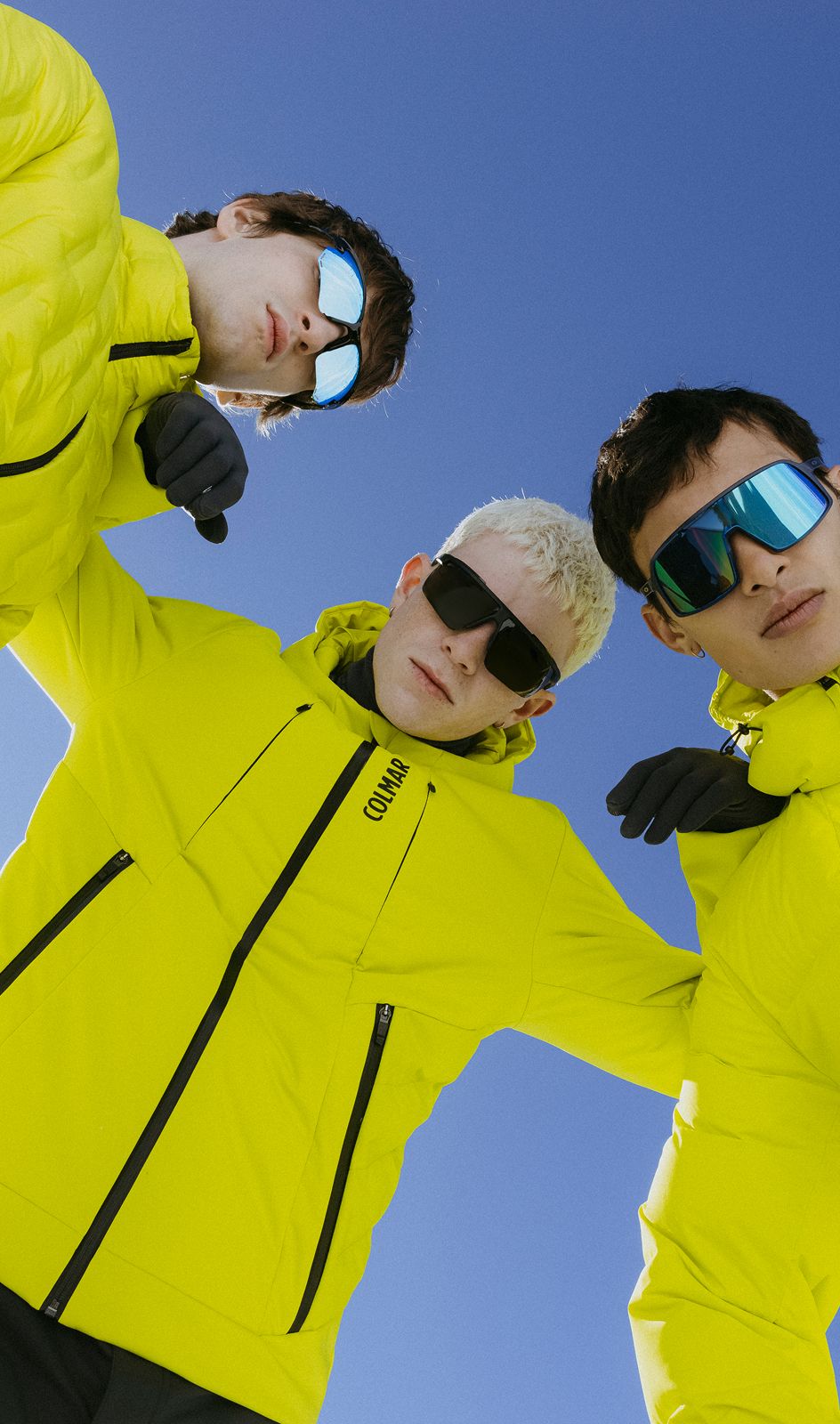 Tre uomini con tuta giallo fluo