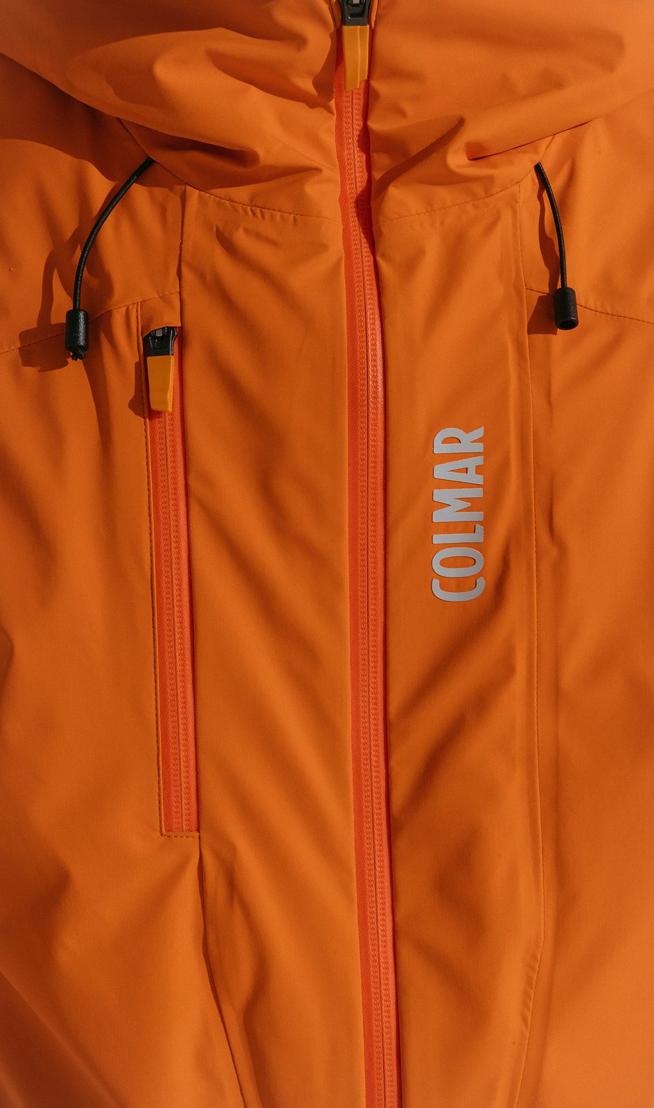 Dettaglio giacca arancione Colmar