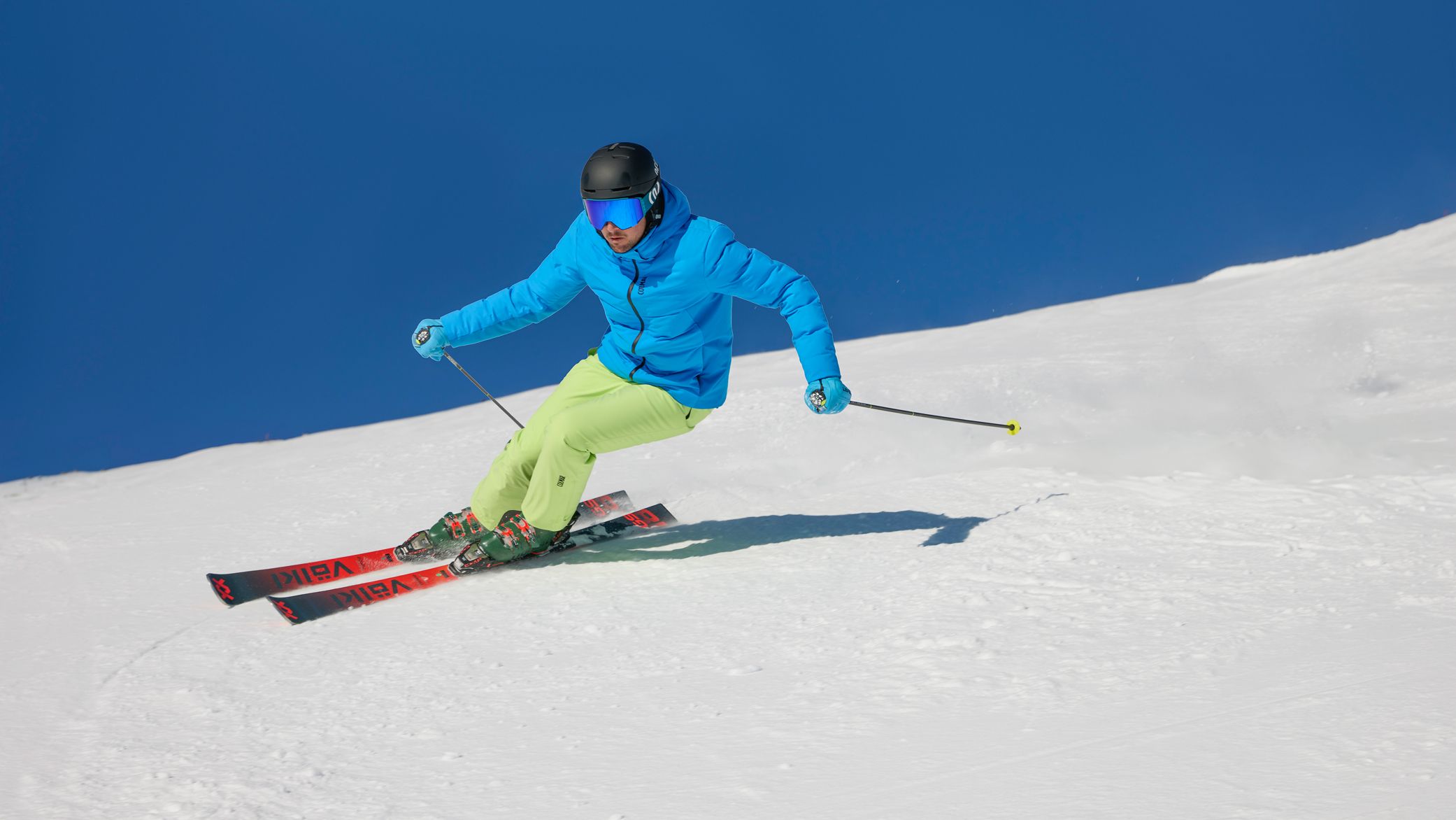 Uomo con giacca azzurra che scia