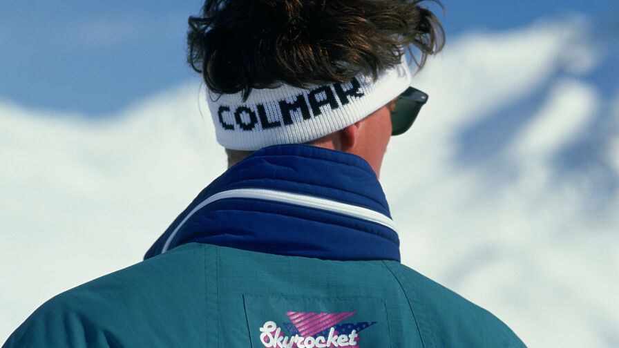 uomo indoor con tuta da sci