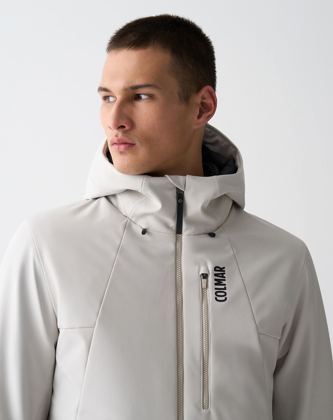 Due ragazzi in strada con piumino