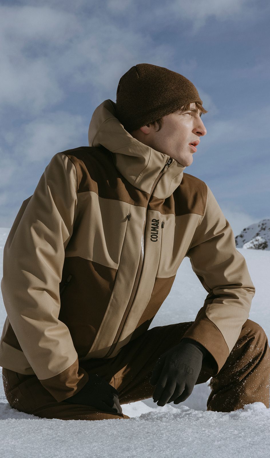 Uomo con tuta da neve