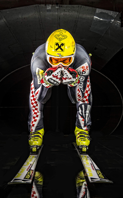 Sciatore nella galleria del vento a uovo, con sfondo nero