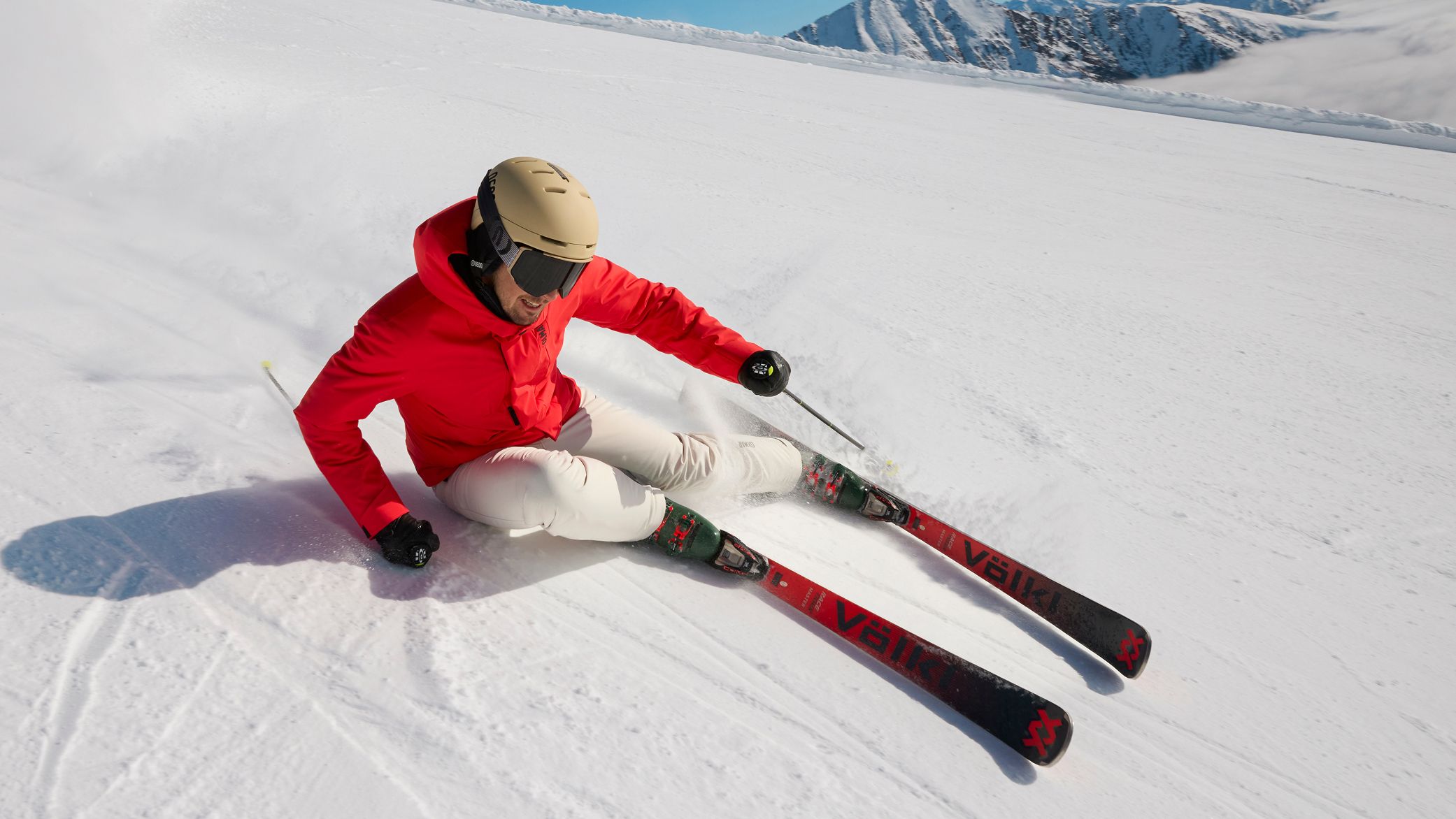 Uomo con giacca rossa che scia