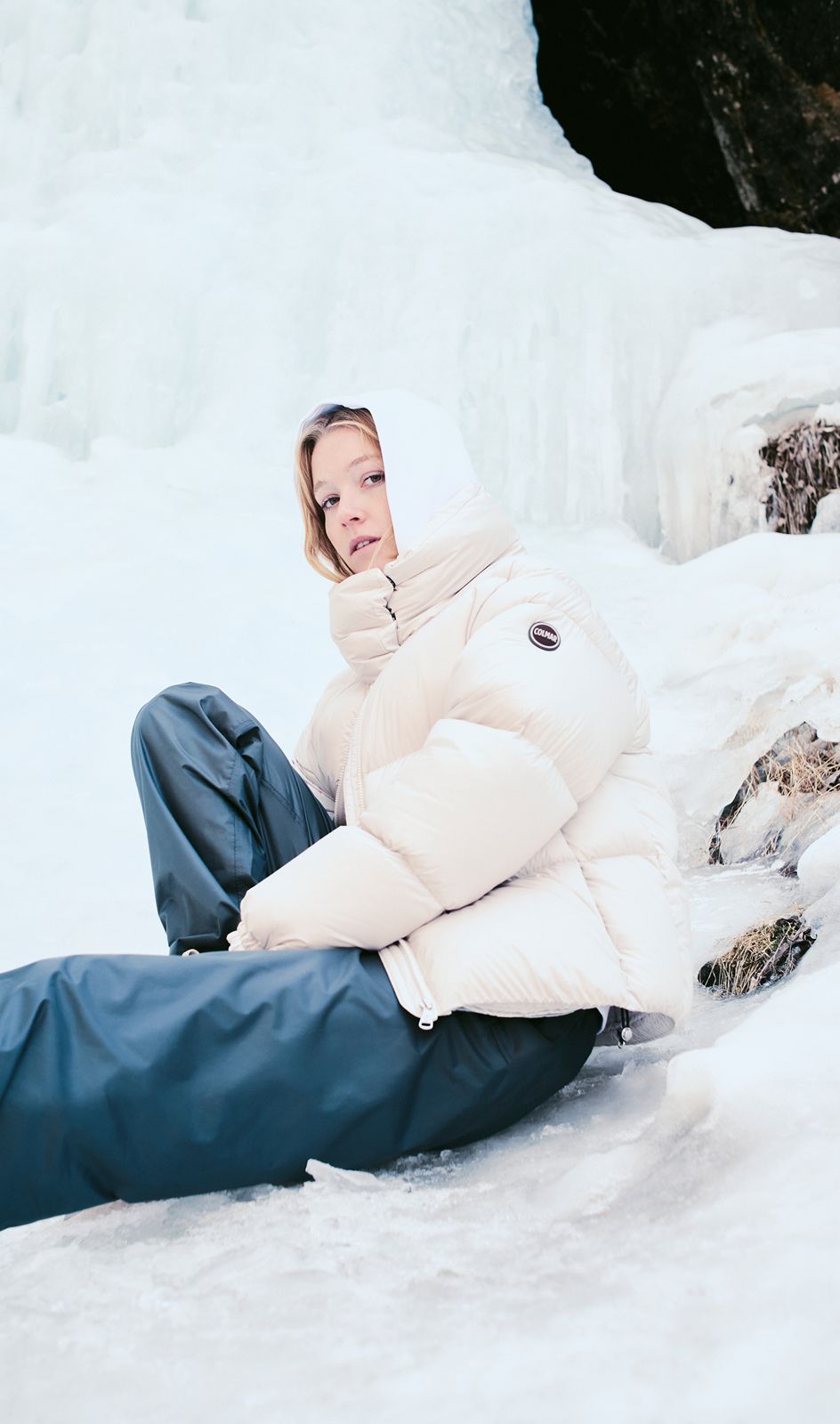 Donna con piumino sulla neve