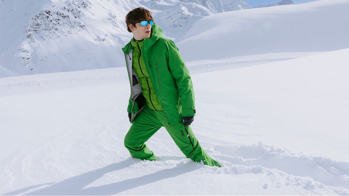 Uomo sulla neve tuta verde