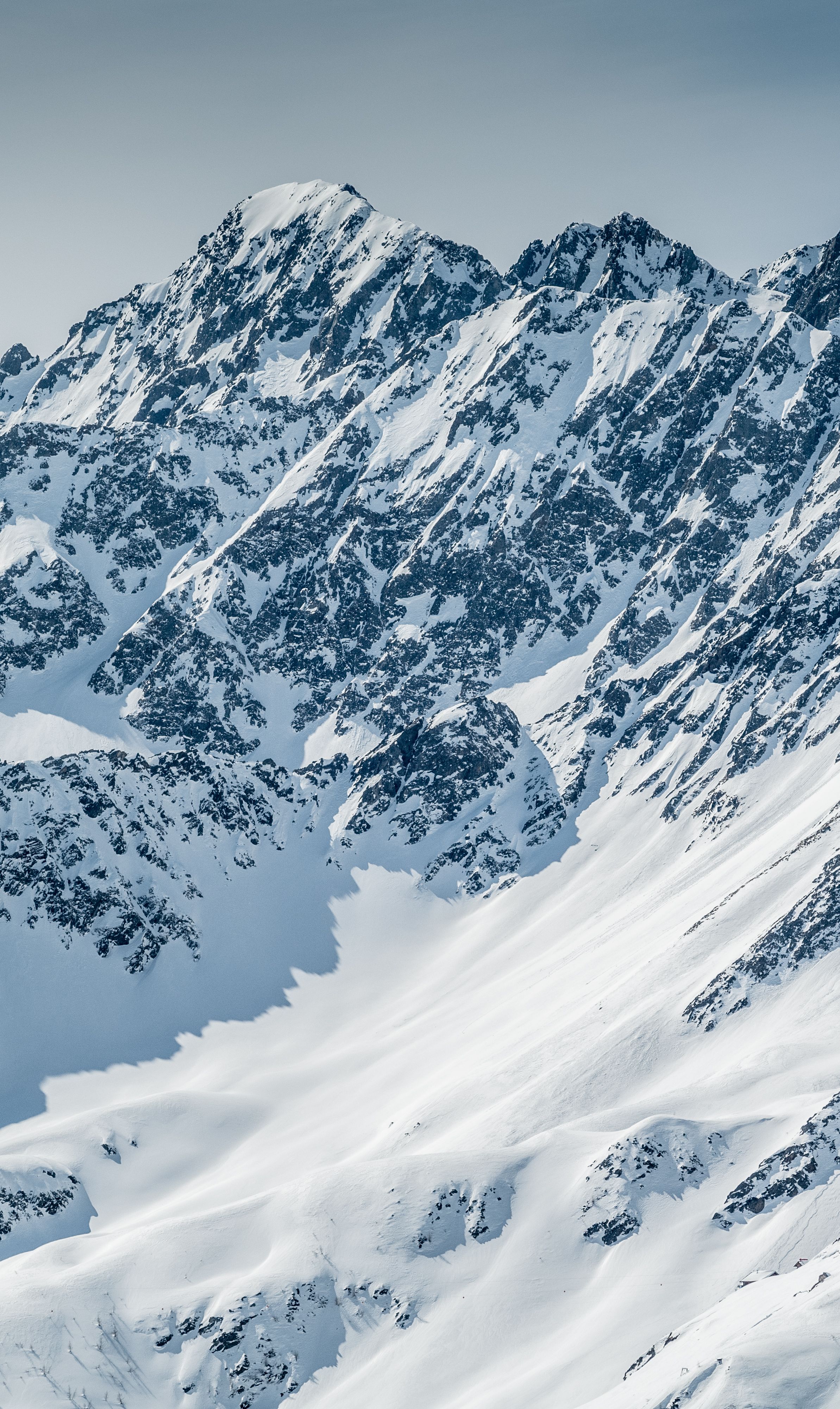 Tre persone che guardano in camera dall'alto duranti uno shooting colmar con dietro cielo azzurro