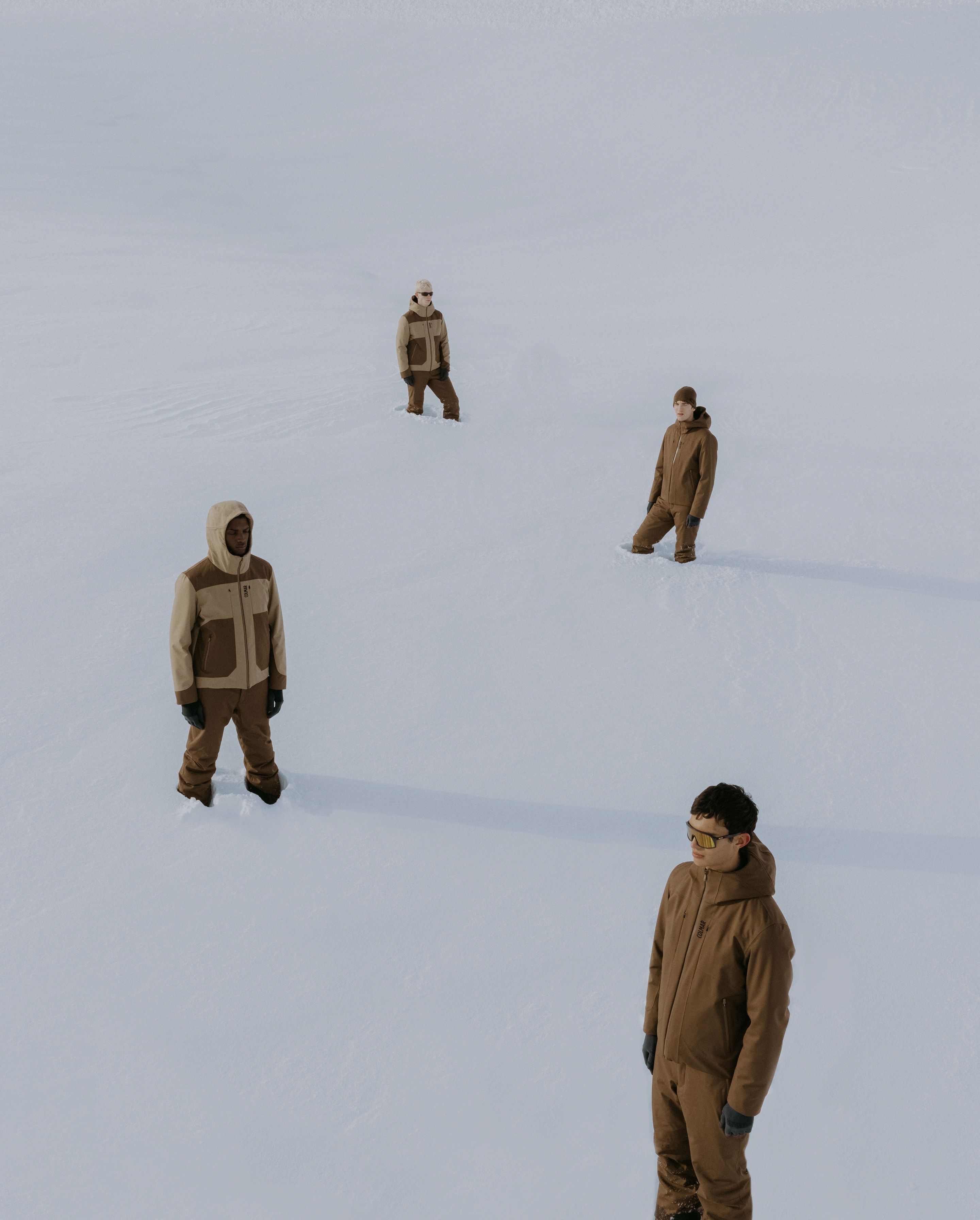 Shooting quattro uomini con tuta sulla neve