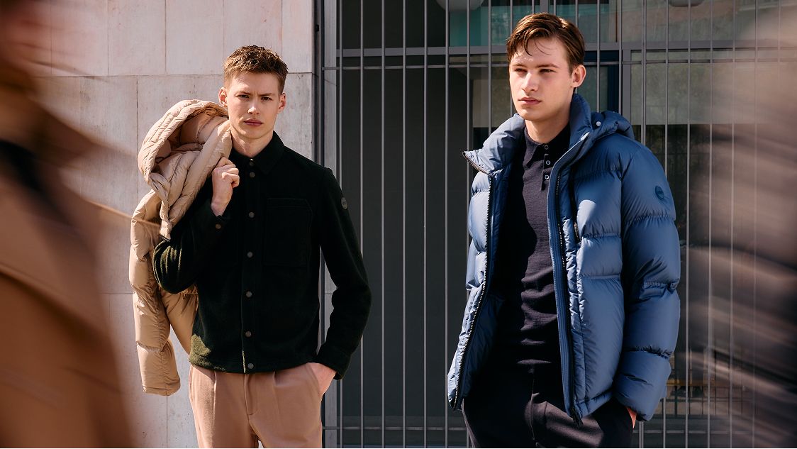 Due ragazzi in strada con giubbotto