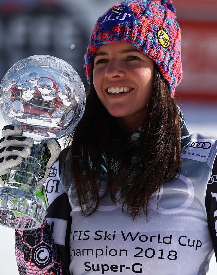 Tina Weirather con tuta e trofeo