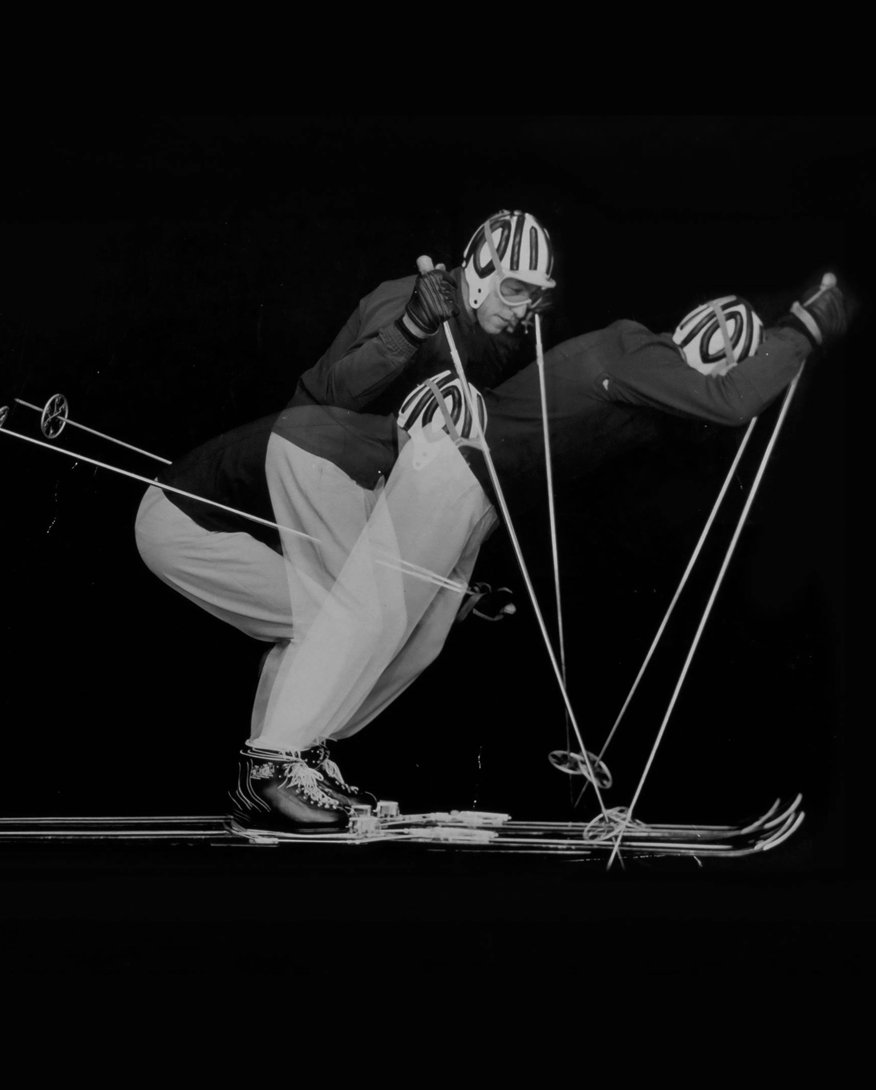 Lunga esposizione uomo sugli sci su sfondo nero