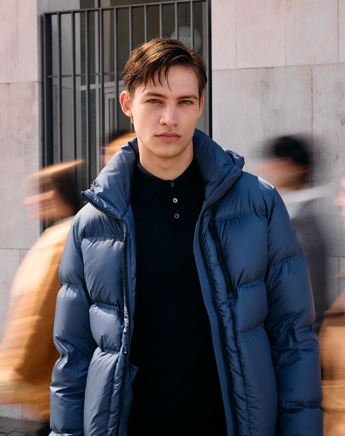 Uomo con piumino blu