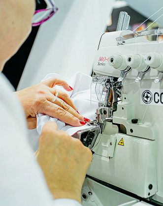 Donna con macchina da cucire