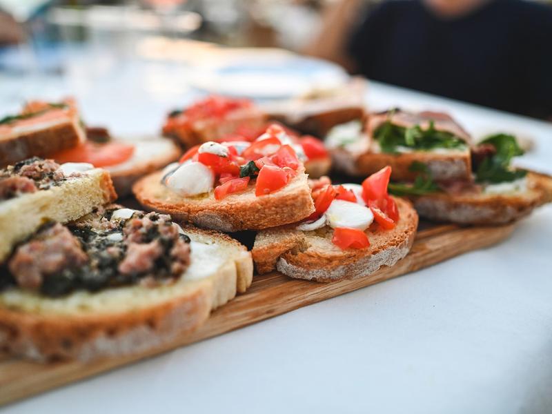 Long-Established, Highly Regarded Restaurant with Full Liquor License and Live Entertainment