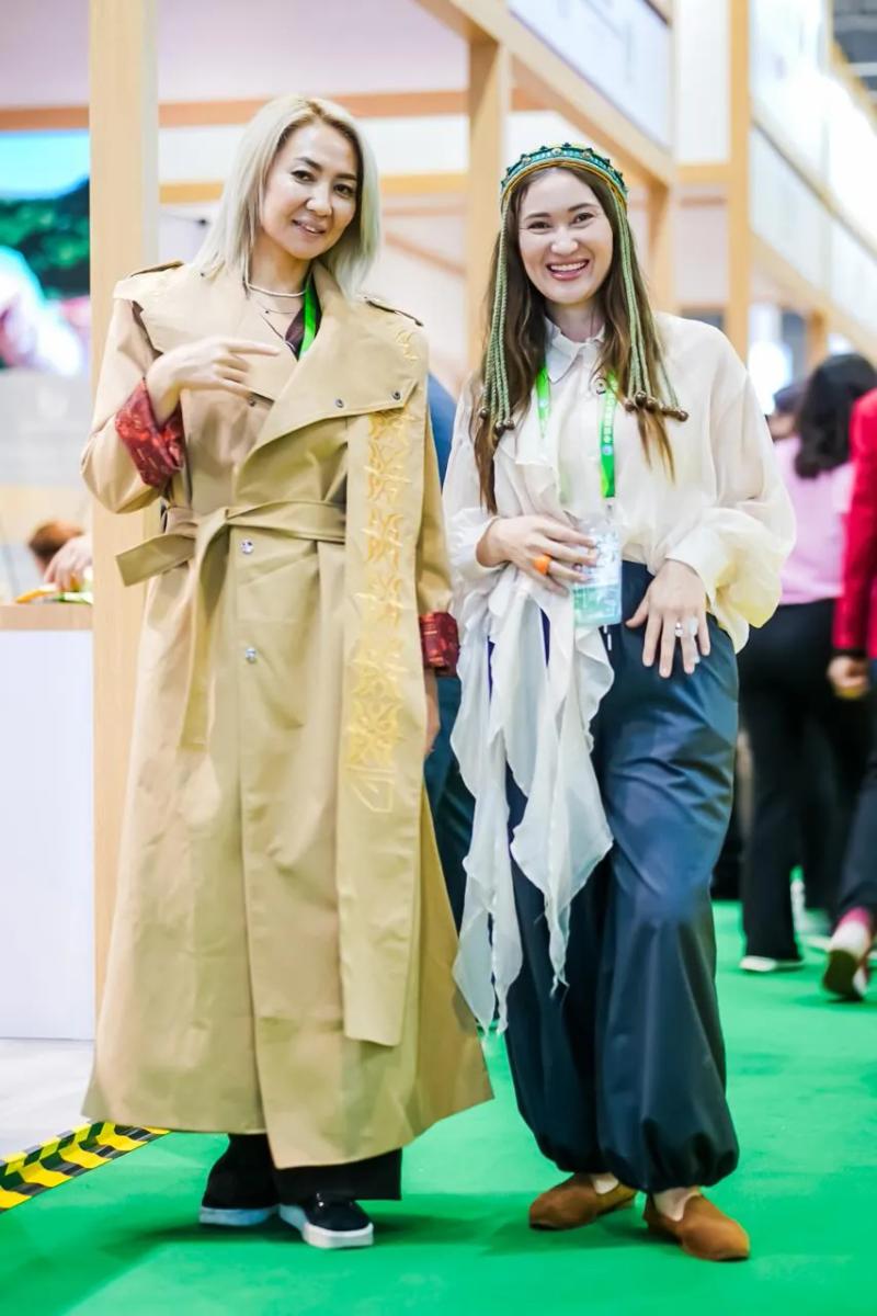 Banu Gaidar with a guest in a trench coat with Kazakh ornament