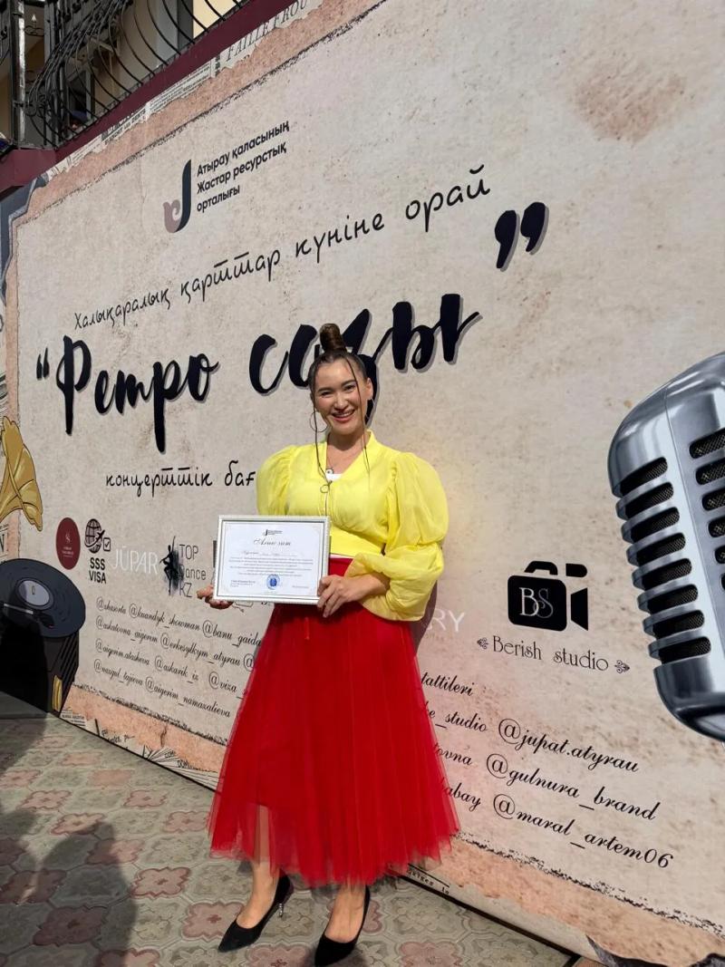 Banu Gaidar with a letter of thanks at the “Retro sazy” concert