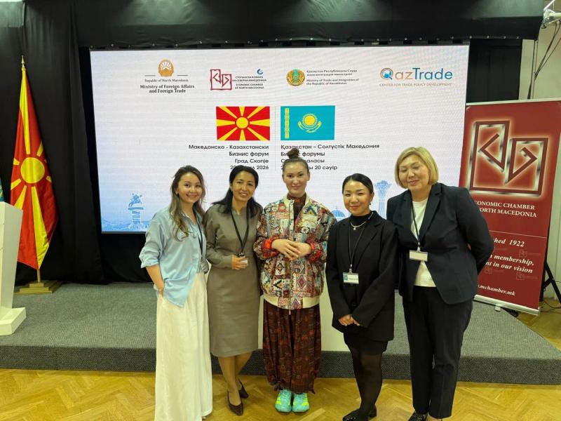 Banu Gaidar with participants of the forum