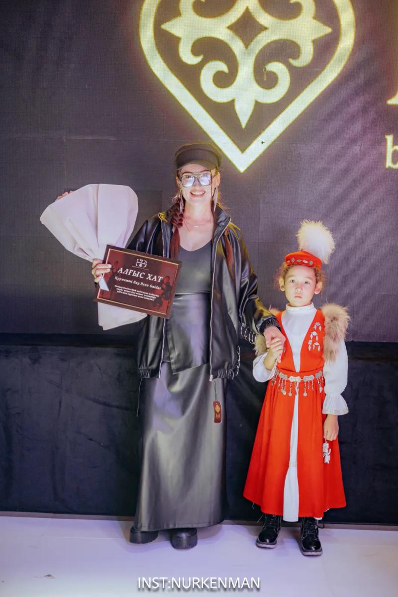 Banu Gaidar with flowers and a letter of thanks after the show