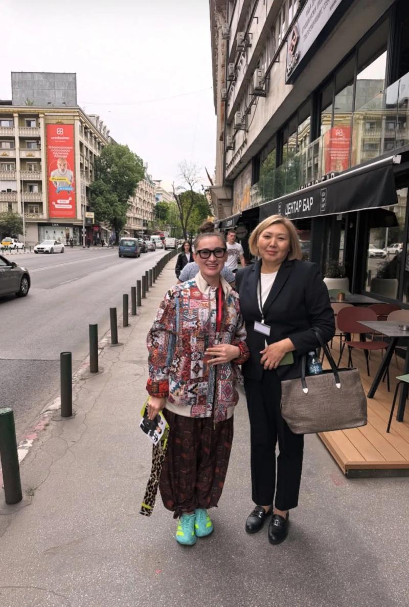Banu Gaidar and a participant of the forum on a city street