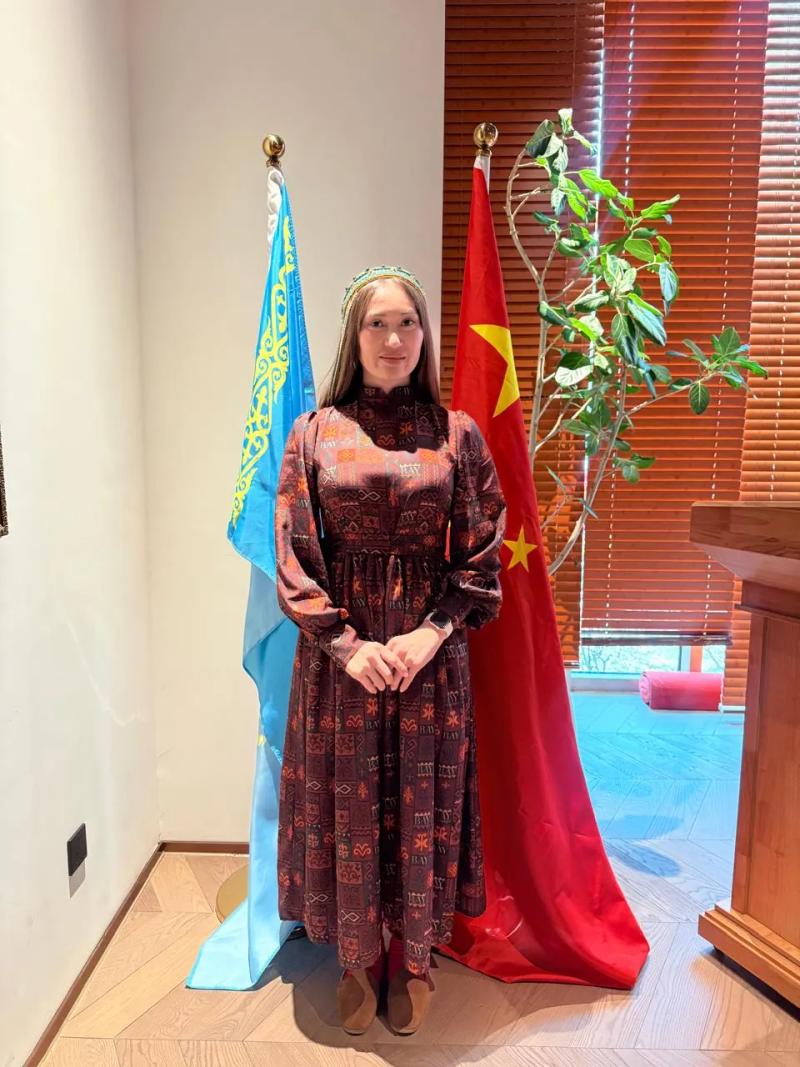 Banu Gaidar between the flags of Kazakhstan and China