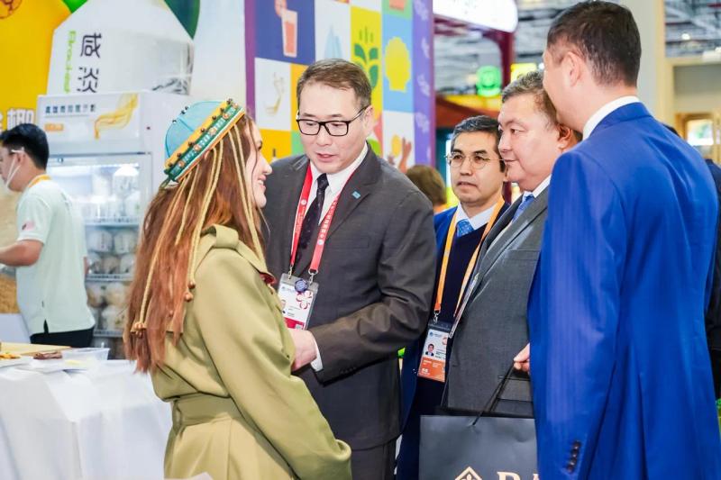 Banu Gaidar talks with guests of the exhibition