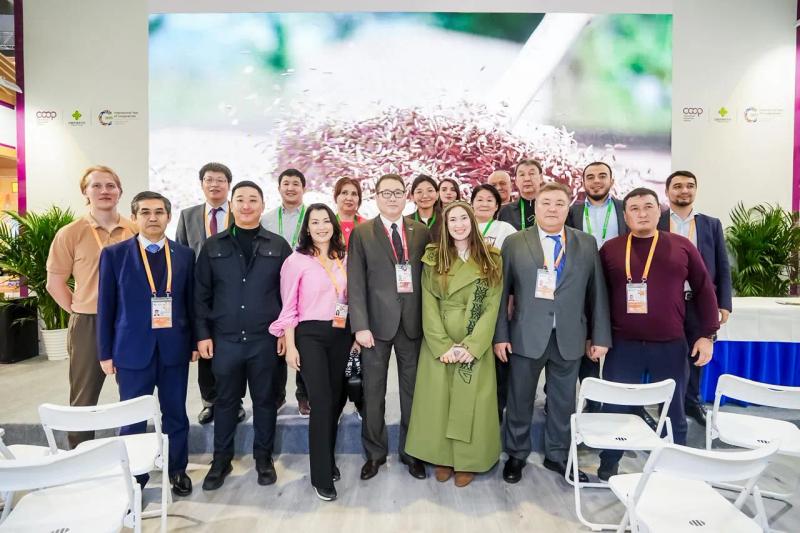 Banu Gaidar in a group photo with participants of the exhibition