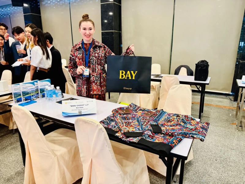 Banu Gaidar with a BAY bag at her table