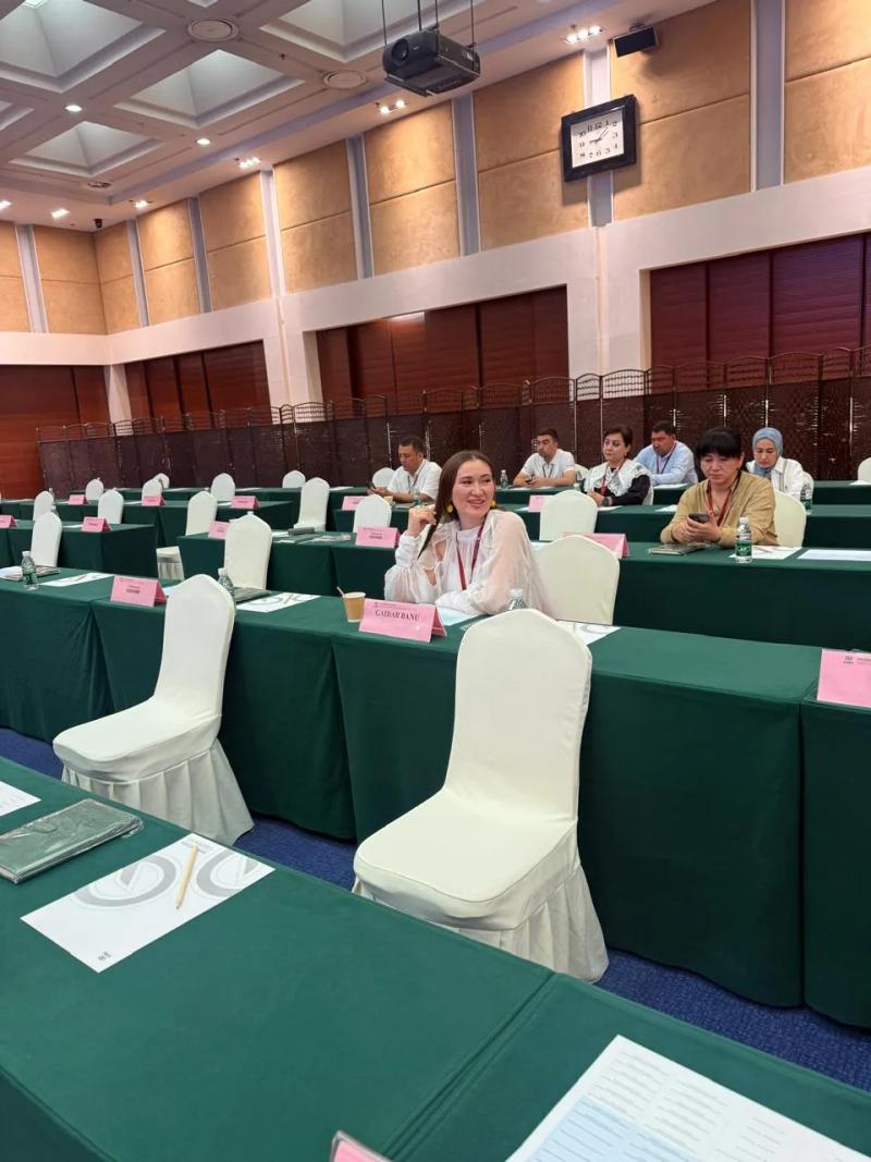 Banu Gaidar in the seminar hall